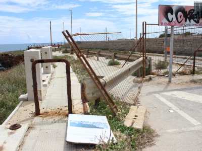 Da oltre dieci anni infatti gli ultimi 200 metri dell�arteria, quelli che portano sino a Cala Sant�Andrea, sono stati chiusi al traffico per motivi di sicurezza...